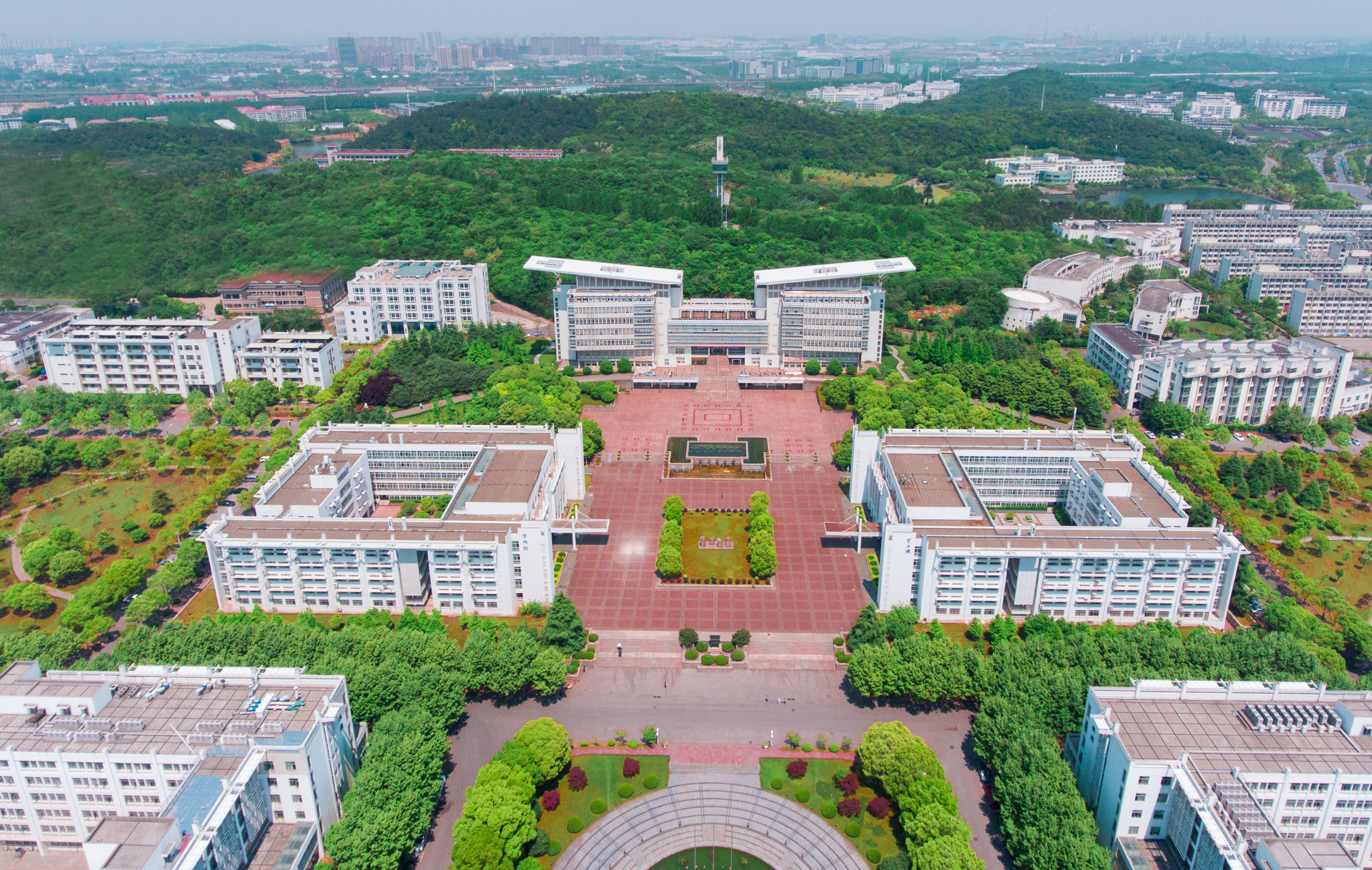 南师大获评2018年度南京十大最美高校和2018年园林式单位仙林校区