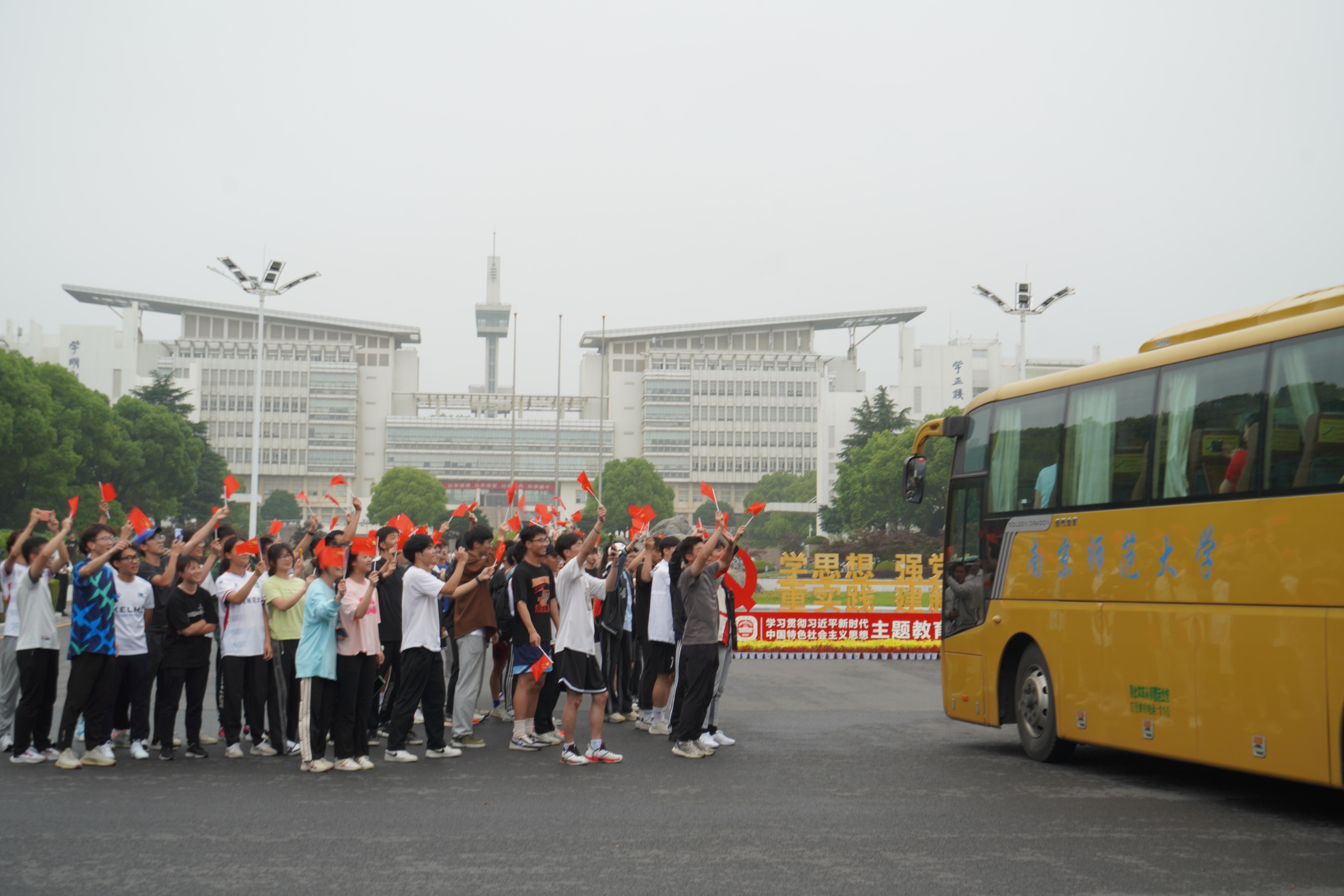 校领导亲切接见南师大女排教练和队员 南师大女排勇夺桂冠得胜归来