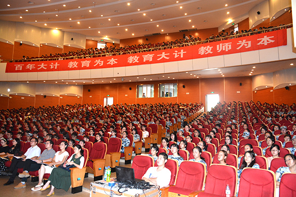 陈国祥校长为2018级师范生开讲入学第一课学为教育家